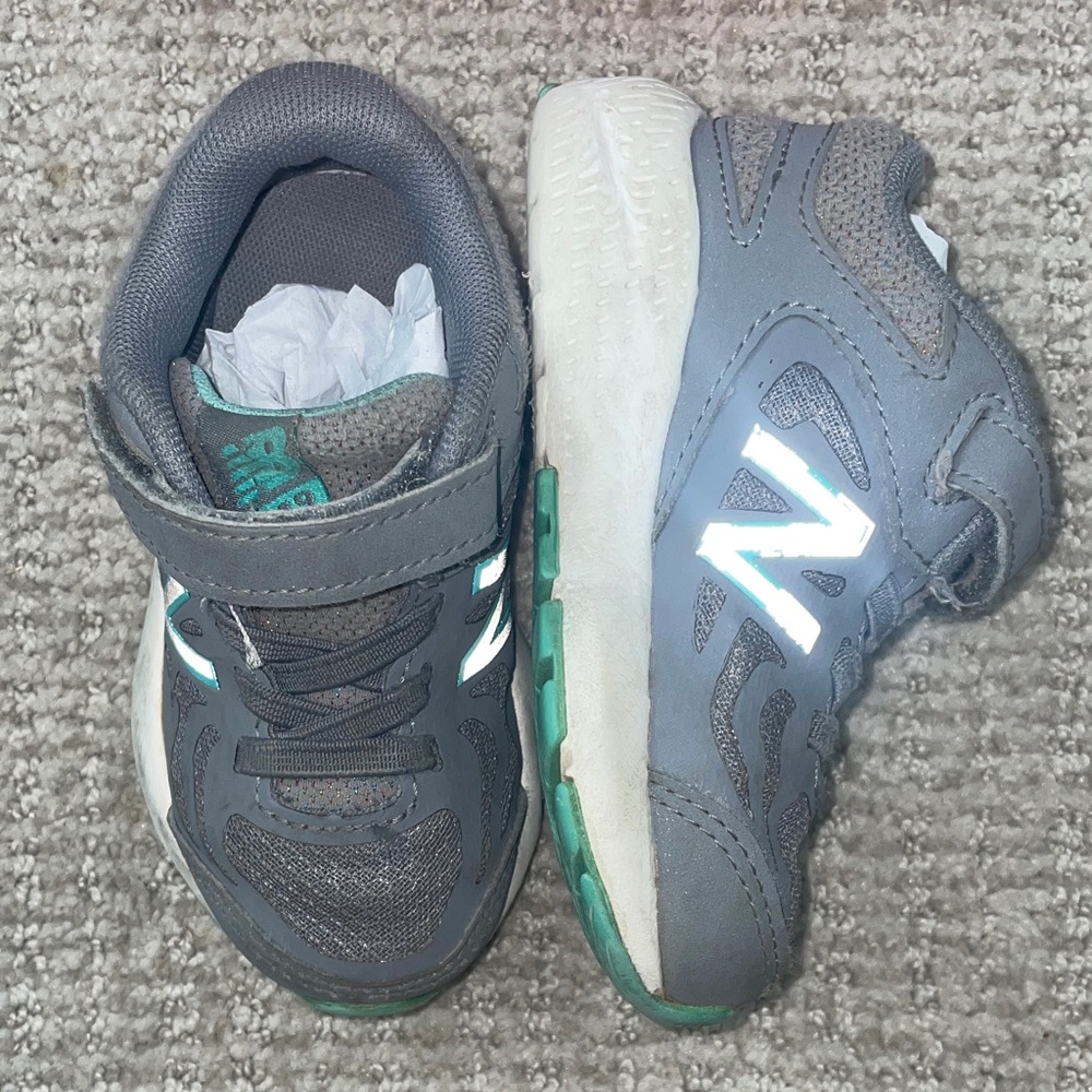 New Balance Kids' Gray Sneakers (wide & size 7) - Picture 5 of 11